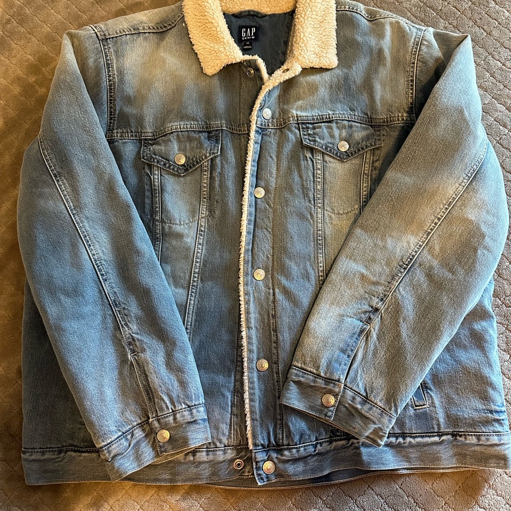 GAP Men's Light Blue Denim Jacket with Cream Sherpa Collar